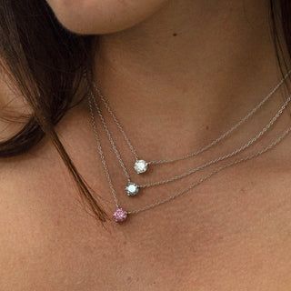 Collier Colleen avec diamant solitaire en moissanite à taille ronde pour elle