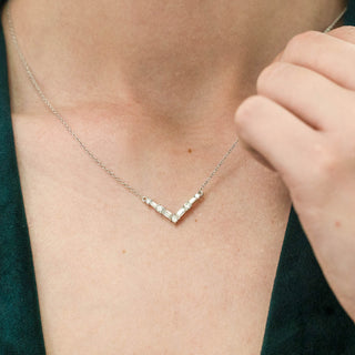 Collier en V avec diamants en moissanite à taille ronde et baguette pour femme