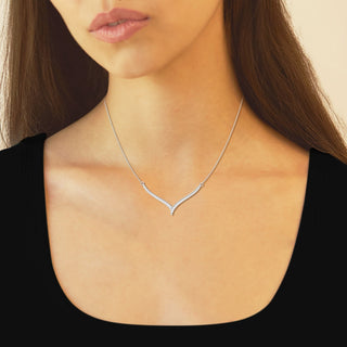 Collier à petits chevrons avec diamants en moissanite ronde de 0,16 TCW