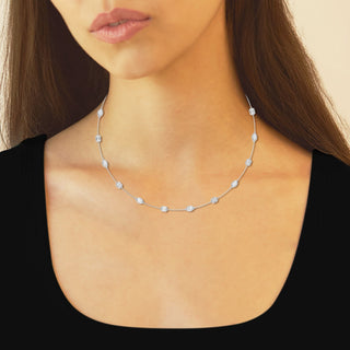 Collier style lunette de diamants en moissanite marquise et émeraude 2,80 TCW