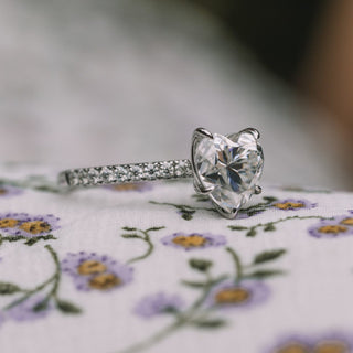 Anillo de compromiso con diamantes de moissanita pavé en forma de corazón de 2,50 quilates para ella