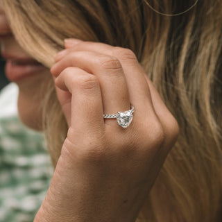 Anillo de compromiso con diamantes de moissanita pavé en forma de corazón de 2,50 quilates para ella