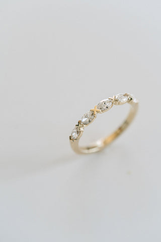 Alianza de boda con diamantes XO de 0,50 TCW Marquise EF- VVS