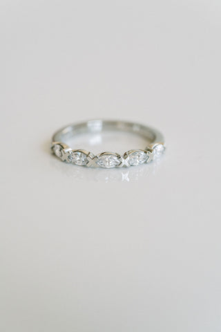 Alianza de boda con diamantes XO de 0,50 TCW Marquise EF- VVS