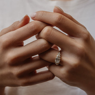 Anillo de compromiso con diamantes en forma de CVD ovalados de 1,41 a 3,50 quilates