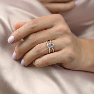 Bague de fiançailles en moissanite à solitaire taille ovale de 1,91 po et serti pavé unique