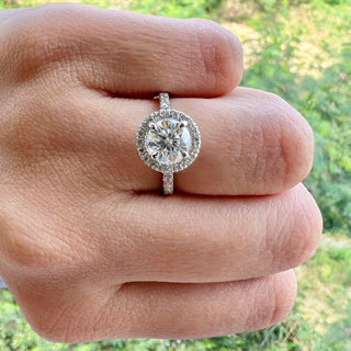 Bague de fiançailles avec halo de diamants et moissanite ronde de 1,5 ct