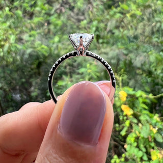 Bague de fiançailles avec solitaire à taille ronde et pavé de moissanite de 1,85 ct