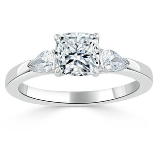 Bague de fiançailles à trois pierres en moissanite en forme de coussin de 0,75 ct