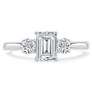 Bague de fiançailles à trois pierres en moissanite taille émeraude de 0,75 ct