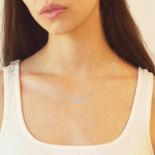 Collar de tres piedras con diamantes de moissanita de talla baguette de 0,25 TCW