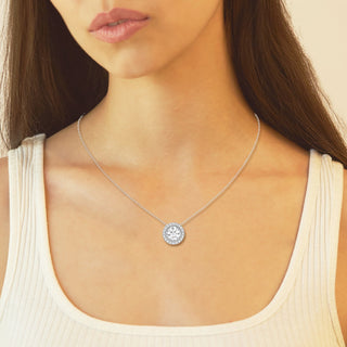 Collier rond en moissanite et diamants de style halo de 1,50 TCW