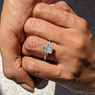 Bague de fiançailles solitaire en diamant et moissanite à trois pierres coussinées de 2,66 ct