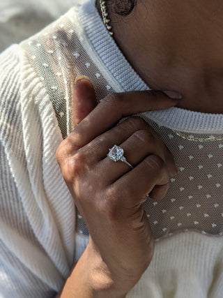 Bague de fiançailles solitaire en diamant et moissanite à trois pierres coussinées de 2,66 ct