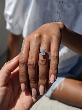 Anillo de compromiso solitario con diamante de moissanita de talla esmeralda de 3,0 quilates