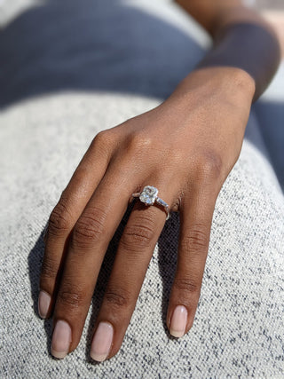 Bague de fiançailles en diamant moissanite à trois pierres rayonnantes de 2,02 ct pour elle 