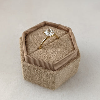 Anillo de compromiso solitario con diamante moissanita de talla cojín de 1,71 quilates en oro amarillo de 14 quilates