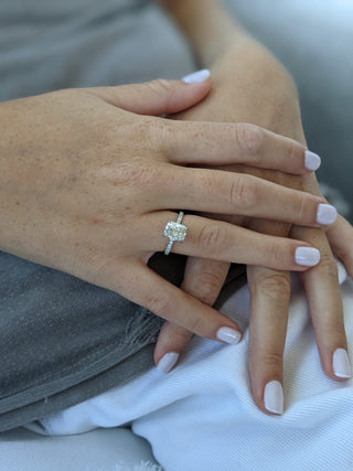 Anillo de compromiso de diamantes de moissanita pavé alargado de 2,38 quilates