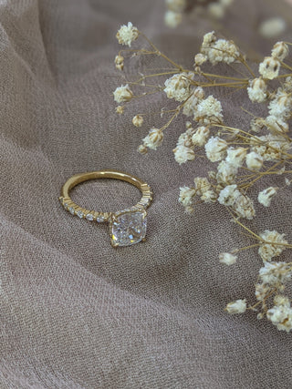 Anillo de compromiso con diamantes de talla cojín D-VS1 de 2,02 ct con engaste pavé