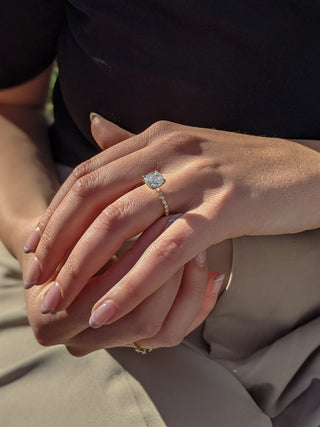 Anillo de compromiso con diamantes de talla cojín D-VS1 de 2,02 ct con engaste pavé