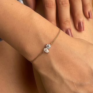 Bracelet à deux pierres en or massif avec diamants et moissanite taille poire et ronde