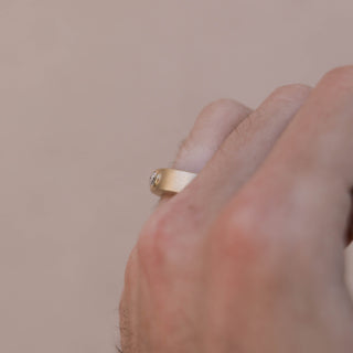 Bague homme classique à finition satinée avec pierre unique 