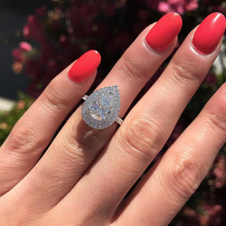 Anillo de compromiso con doble halo de moissanita en forma de pera de 0,75 quilates