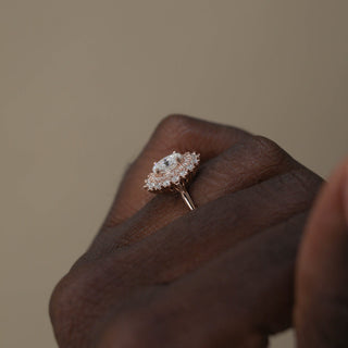 Anillo de compromiso con diamantes de moissanita de halo doble ovalado engastado en forma de catedral de 0,75 quilates