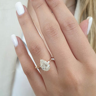 Bague de fiançailles en moissanite taille poire de 2,50 ct avec sertissage pavé délicat