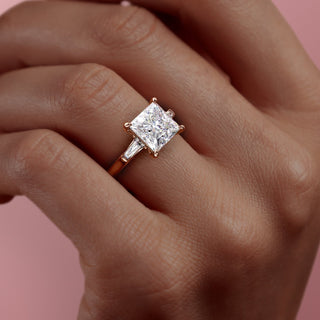 Bague de fiançailles à trois pierres en moissanite de forme princesse de 2,08 ct