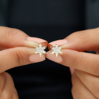 Pendientes de copo de nieve con diamantes de talla redonda únicos para regalo de Navidad