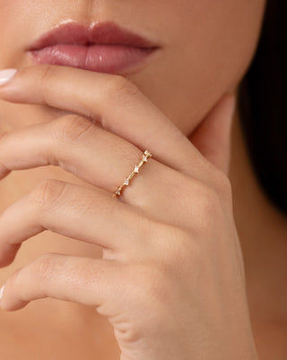 Alianza de boda con diamantes a distancia y moissanita de talla baguette en oro amarillo 