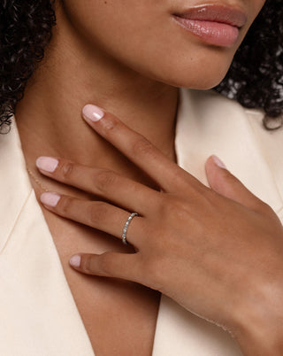 Alianza de boda con diamantes de eternidad de moissanita de talla redonda y baguette 