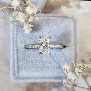 Anillo de compromiso con diamantes cultivados en laboratorio F/VS1 con halo oculto radiante de 1,51 quilates