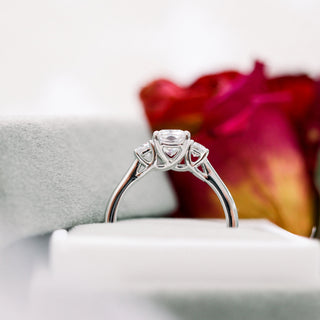 Bague de fiançailles en diamants à trois pierres en moissanite avec coussin allongé de 2,50 ct