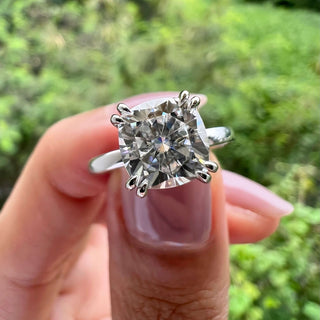 Bague de fiançailles avec halo caché en moissanite en forme de coussin de 2,0 ct