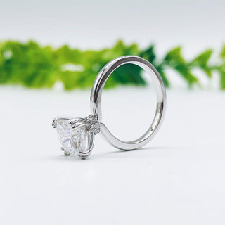 Bague de fiançailles avec halo caché en moissanite en forme de coussin de 2,0 ct