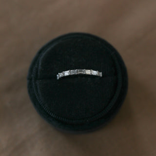 Alliance de mariage en forme de baguette avec demi-éternité en moissanite de 0,11 ct