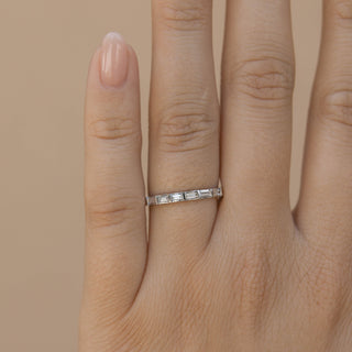 Alliance de mariage en forme de baguette avec demi-éternité en moissanite de 0,11 ct