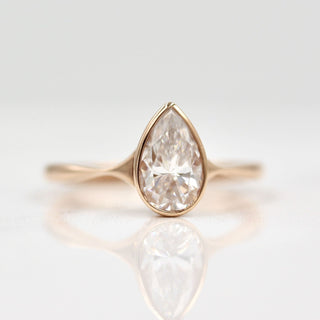 Bague de fiançailles avec diamant moissanite taille poire 2 carats et tige fendue