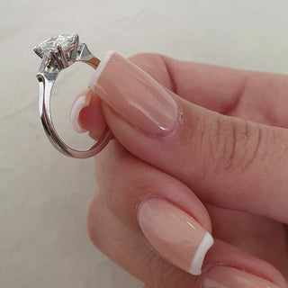 Bague de fiançailles en moissanite à trois pierres de style émeraude de 2,3 ct