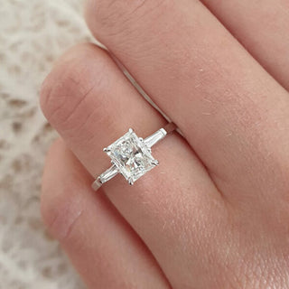 Bague de fiançailles en moissanite à trois pierres de style émeraude de 2,3 ct