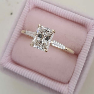 Bague de fiançailles en moissanite à trois pierres de style émeraude de 2,3 ct