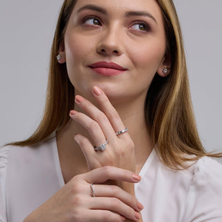 Alianza de boda este-oeste con diamantes cultivados en laboratorio y esmeralda F-VS2 en oro 