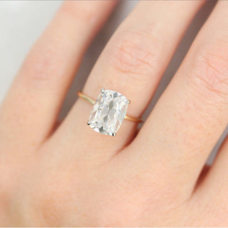 Bague de fiançailles en diamant solitaire à quatre griffes et coupe coussin allongée de 3,5 ct en moissanite 