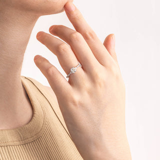 Bague de fiançailles à trois pierres en moissanite et diamant taille émeraude de 1,0 ct 