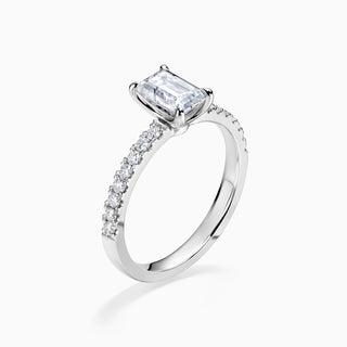 Bague de fiançailles en moissanite pavée de diamants taille émeraude de 1,0 ct 