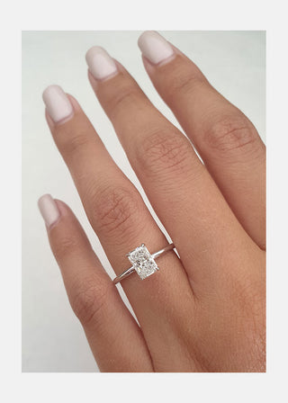 Anillo de compromiso de cuatro puntas con diamante moissanita solitario radiante de 1,0 ct