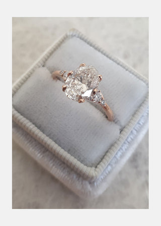 Anillo de compromiso solitario con diamante de moissanita en racimo ovalado de 1,50 ct para mujer