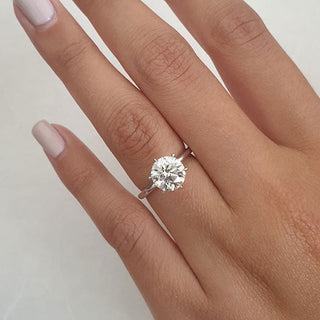 Anillo de compromiso solitario con diamante de moissanita redondo de 1,50 ct para mujer en oro blanco de 14 k 